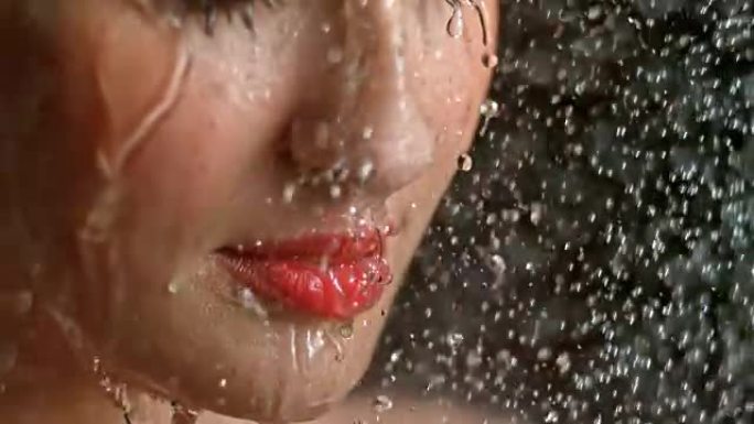 一个白人妇女洗澡时的SLO MO脸