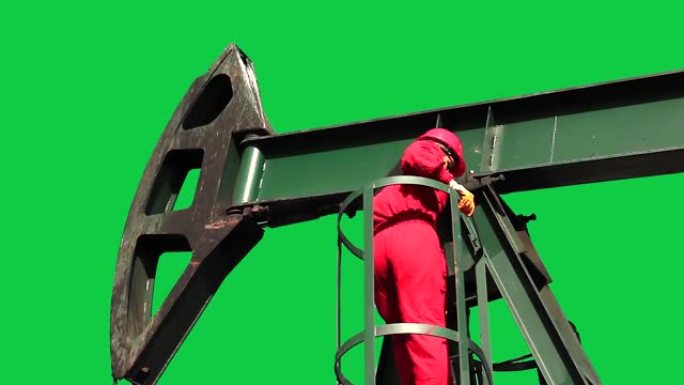 在油田工作的石油工人-绿屏背景