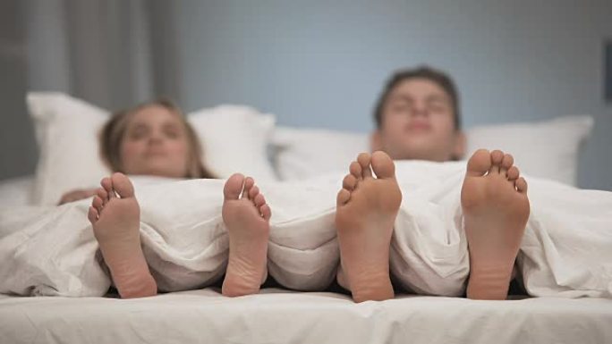 睡觉的女人抓脚，情侣放松床，抗真菌喷雾效果