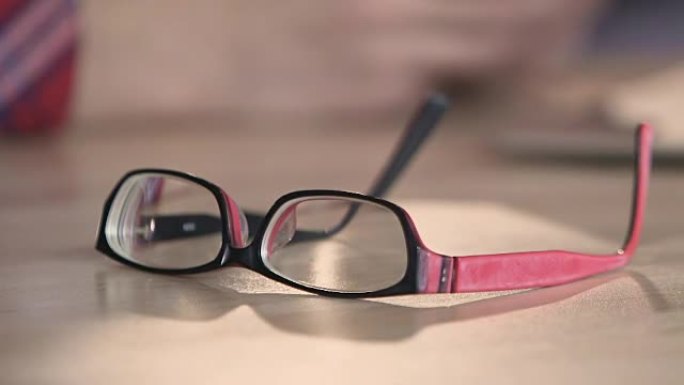 桌子上的眼镜特写，视力不好的人的好配件