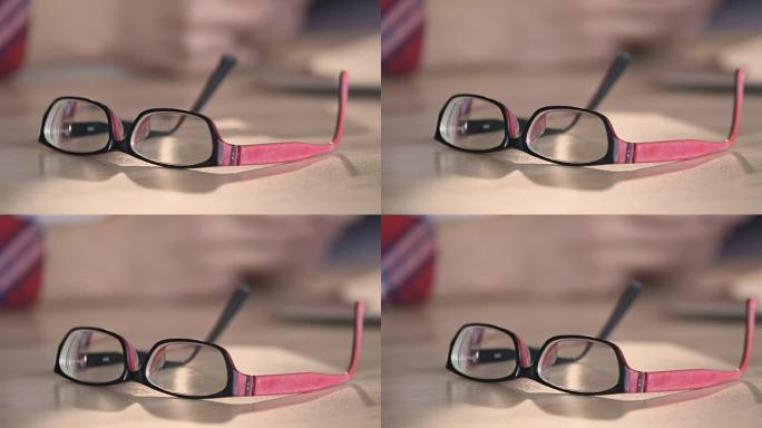 桌子上的眼镜特写，视力不好的人的好配件