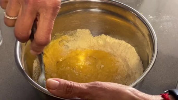 将鸡蛋与杏仁粉混合制成蛋糕
