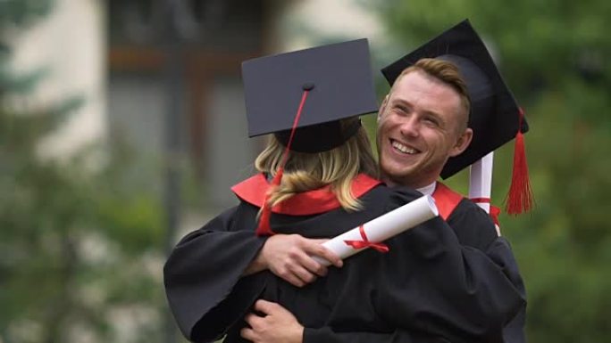 快乐大学朋友热烈拥抱祝贺毕业典礼