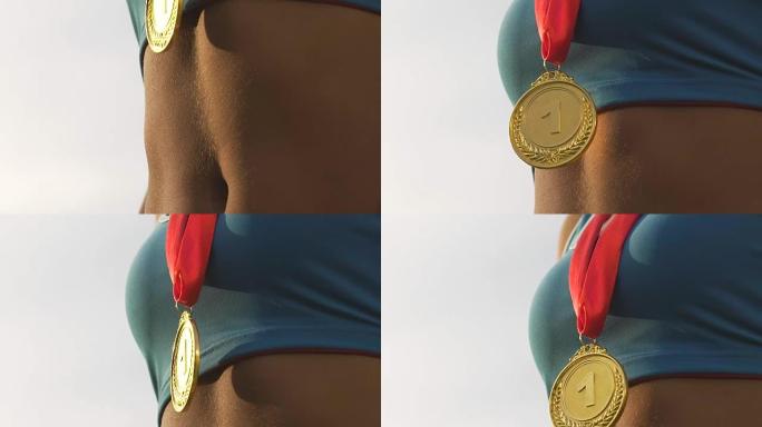 快乐的跑步者女人欢欣鼓舞的金牌挂在她的脖子上，奖品特写