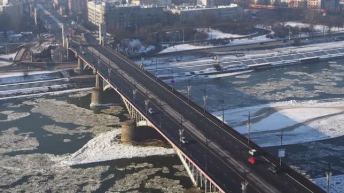 在寒冷的冬日，华沙市和维斯瓦河被冰和桥梁覆盖的无人机鸟瞰图