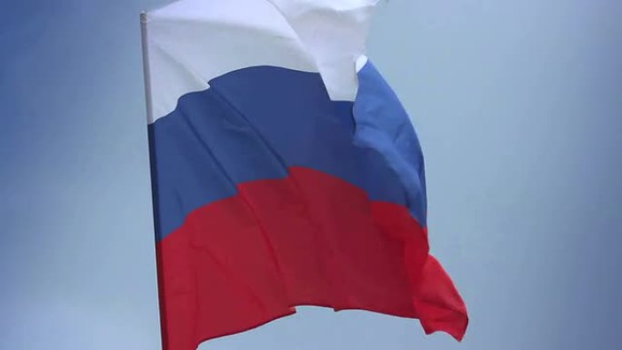 蓝天上飘扬的俄罗斯国旗。俄罗斯