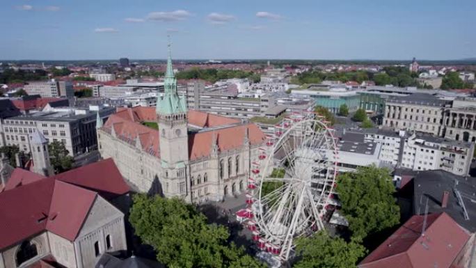 德国不伦瑞克市中心的巨型摩天轮。无人机围绕市政厅运行。