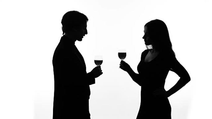 年轻夫妇喝酒，结识，调情的剪影