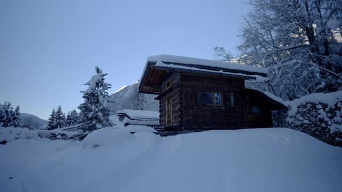 山里一个小雪覆盖的小屋的景色