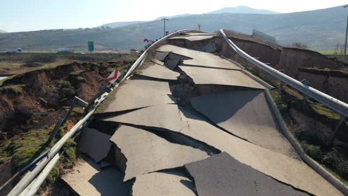 救援组织正在土耳其受地震影响的地区开展工作。