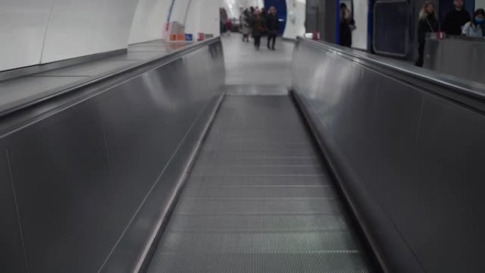 地铁中的自动扶梯站台和无法辨认的人。与松下GH5一起拍摄