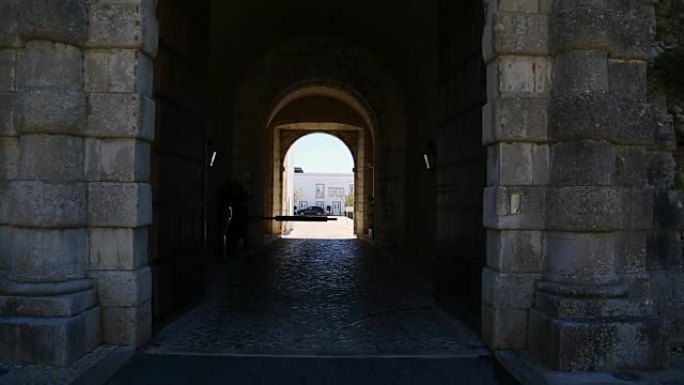卡斯凯斯城堡的古石拱形入口，末端有庭院，顺序