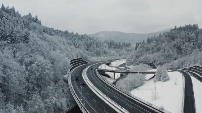高速公路沿线积雪覆盖树木的空中积雪景观