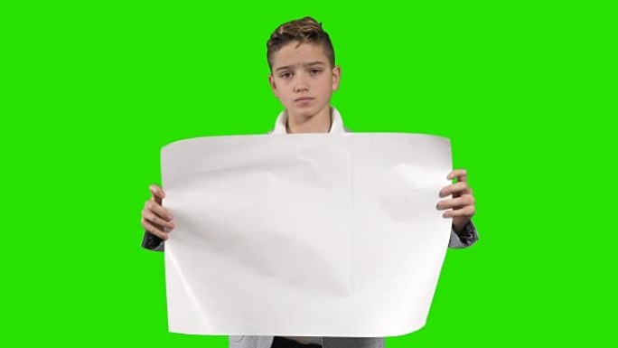 青少年在绿色背景下拿着空纸