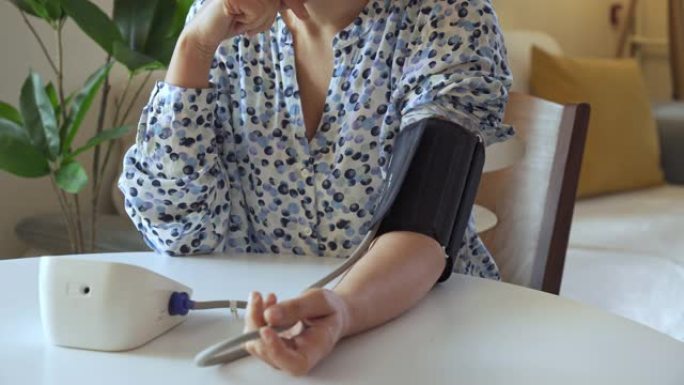 一个手臂上有血压袖带的女人的特写镜头