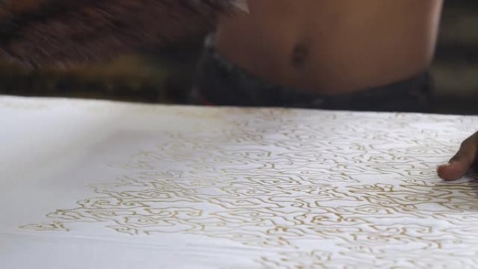 在织物上贴有邮票的手工蜡染。印度尼西亚独奏制作的蜡染帽