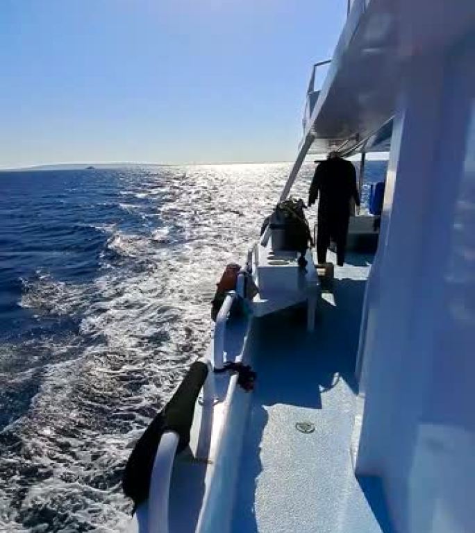 从蓝色大海上的潜水船看。潜水船在移动
