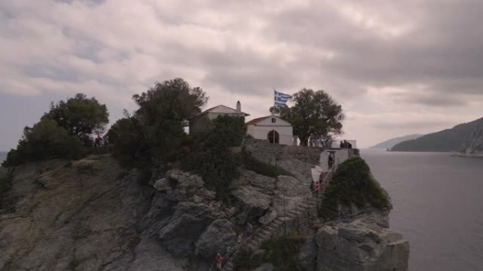游客们爬上希腊斯科佩洛斯的圣约翰教堂 (约安尼斯) 的轨道上升镜头