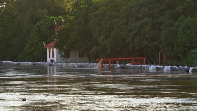 向湄南河排水，以保持水位以防止洪水泛滥。