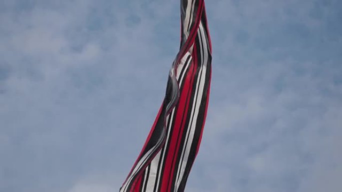巴厘岛传统风筝JANGGAN (红白黑长尾鸟龙) 巴厘岛风筝节夏季蓝天慢动作
