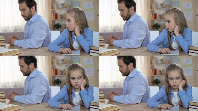 敏感的女孩子和她的父亲坐在餐桌旁无言，家庭冲突