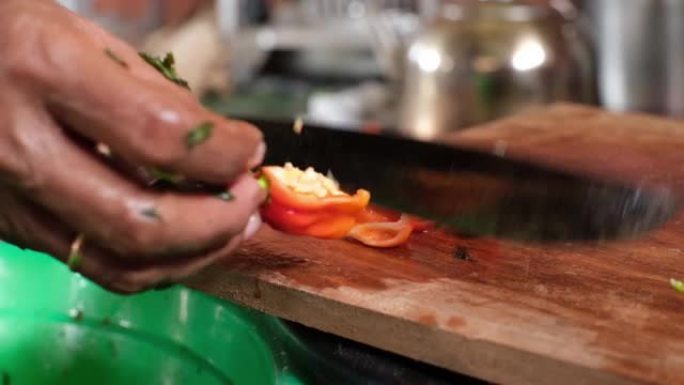 亚洲女性切割和制备Katokkon胡椒印度尼西亚最热的胡椒