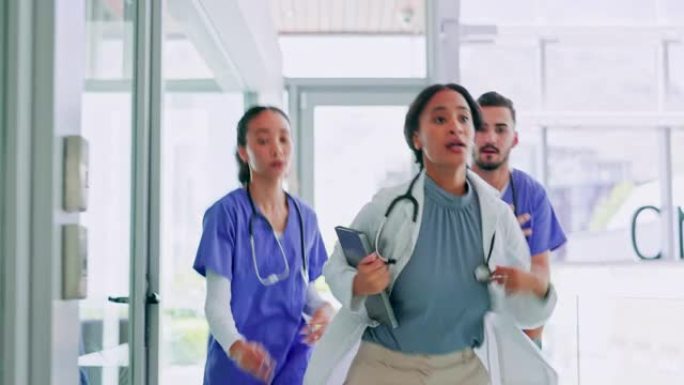 在医院的紧急情况，帮助和危机的医生在走廊上奔跑的医疗团队。专业人员或外科医生和护士在临床、医疗支持或