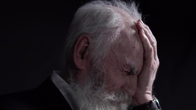 不快乐的老人感到头部突然剧烈疼痛，偏头痛，有血栓形成的危险
