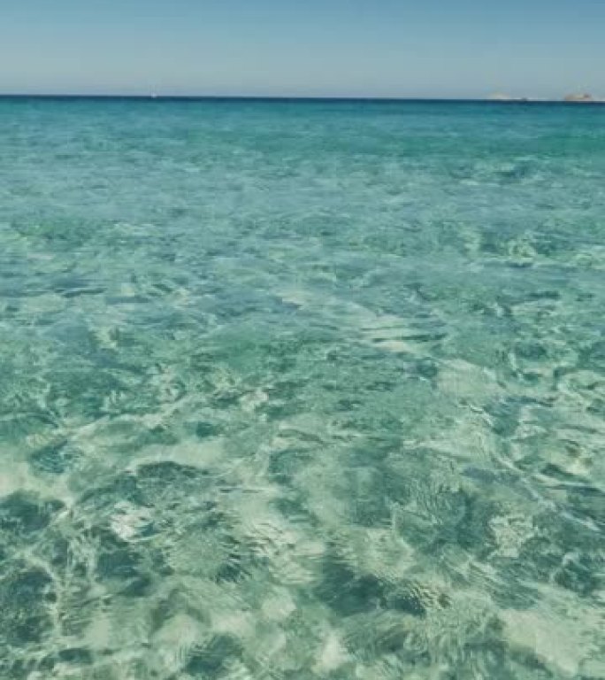 意大利撒丁岛雄伟的蓝色大海