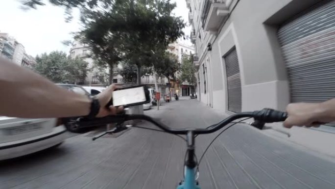 巴塞罗那骑自行车，手机上看地图