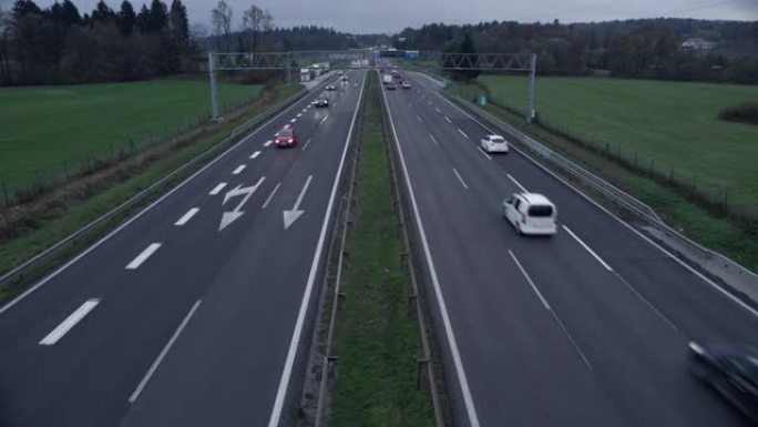 清晨高速公路上的LD交通