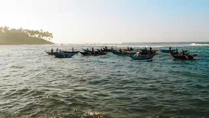 一群贫穷的渔民在日出时在船上捕鱼，父亲为家庭提供食物