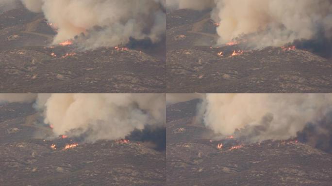 鸟瞰图加州赫梅特市大火和浓烟升起