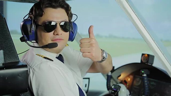 专业飞行员竖起大拇指为相机，可靠的航空服务