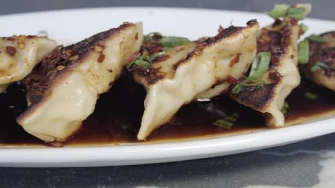 美味的虾锅贴饺子开胃菜在一家亚洲餐厅排成一排