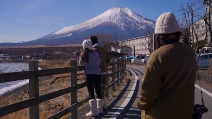 与富士山拍摄情侣照片的朋友