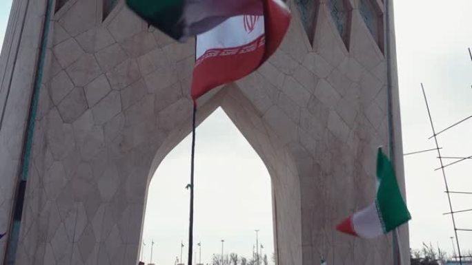 阿扎迪塔下举着伊朗国旗和标语牌的人们