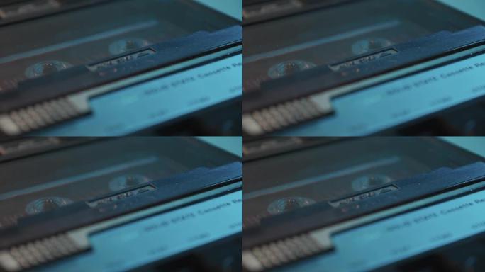卡带录音机卷轴在青色光中转动