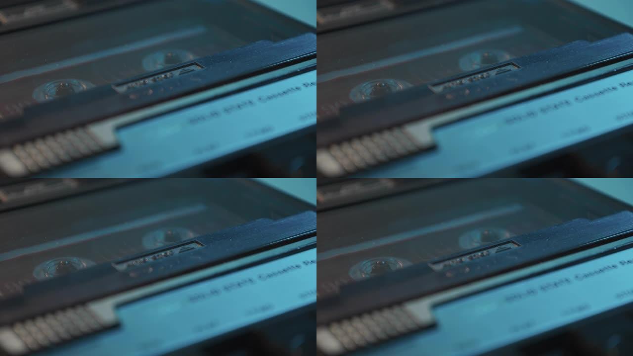 卡带录音机卷轴在青色光中转动
