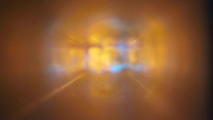 大火穿过隧道直接飞向摄像机