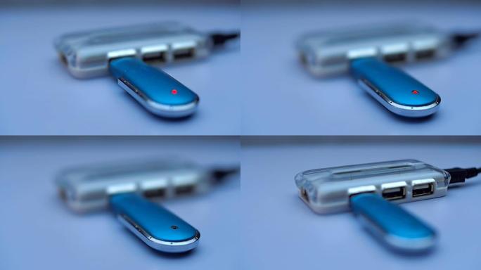 连接到USB集线器的蓝色闪存驱动器