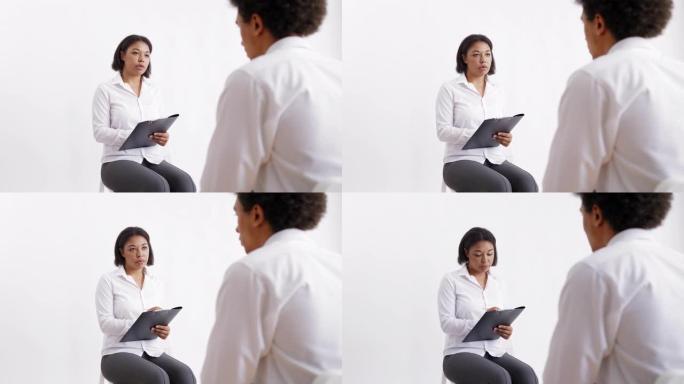 非裔美国女性心理学家提供虚拟现实疗法，未来