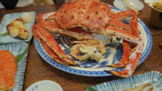 Taraba帝王蟹和海鲜菜单的平移镜头
