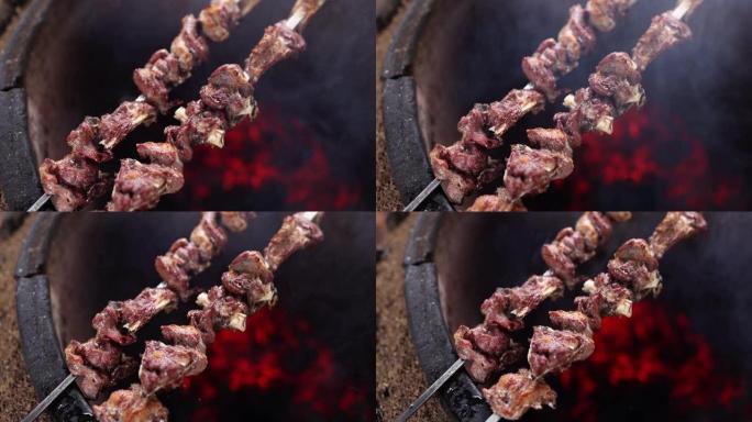 烤肉串木炭烤架上的烧烤烹饪牛肉排骨