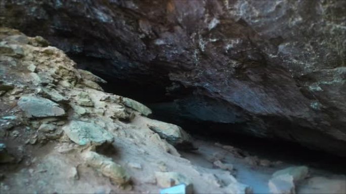 天然桥附近的洞穴-罗克布里奇县弗吉尼亚州立公园步道-天然桥步道的洞穴
