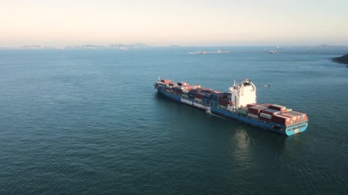 海运货船鸟瞰图，货运，集装箱船概念