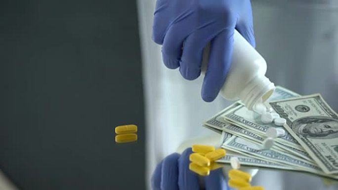 药剂师在美元，制药业务，昂贵的药物上放下药片