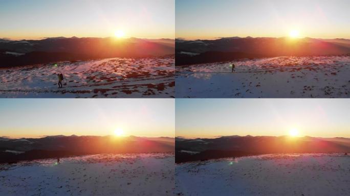 鸟瞰图的男性徒步旅行者上升通过冬天的雪在山上