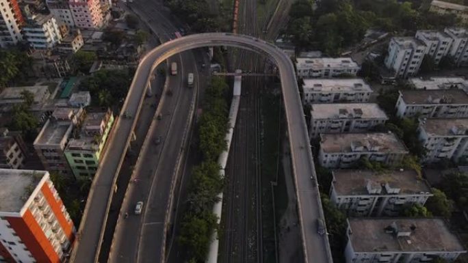 高速公路环线天桥与城市建筑之间的铁路线相交。空中自上而下的无人机飞行向前射击