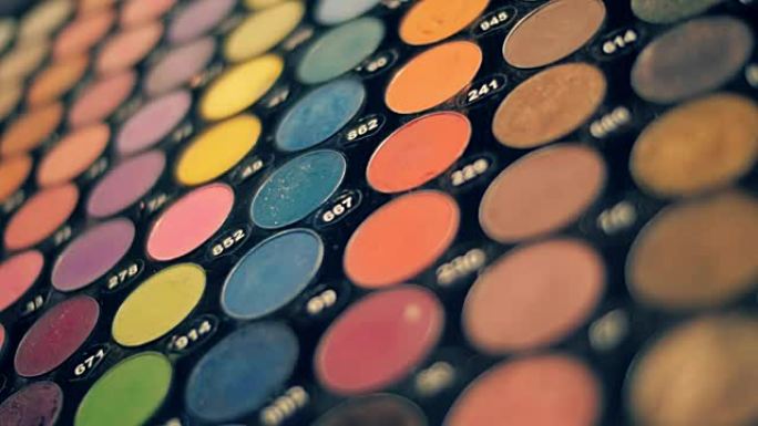 一整套各种颜色的化妆品调色板